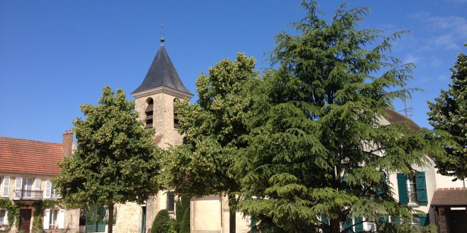 Place de l'église à Chessy