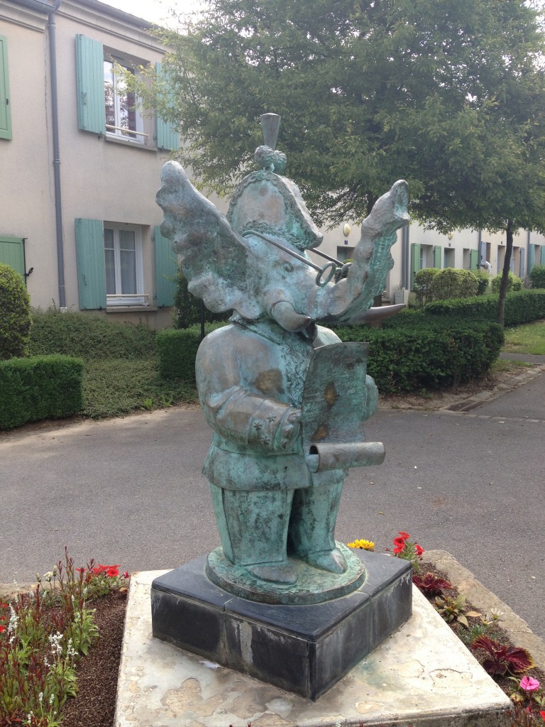 Statue Cornélius à Chessy Babar est né à Chessy