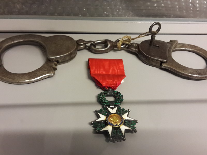Menottes et médaille du lieutenant Félix Fontan
