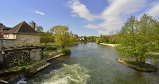 Balade au bord de l'eau le long du Loing à vélo © Didier Salou / Adobe Stock