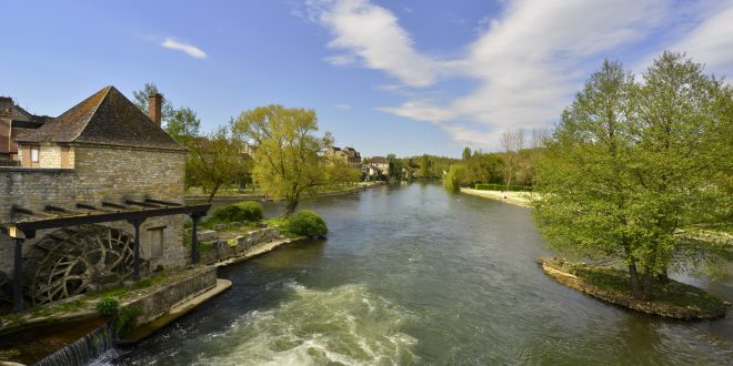 Balade au bord de l'eau le long du Loing à vélo © Didier Salou / Adobe Stock